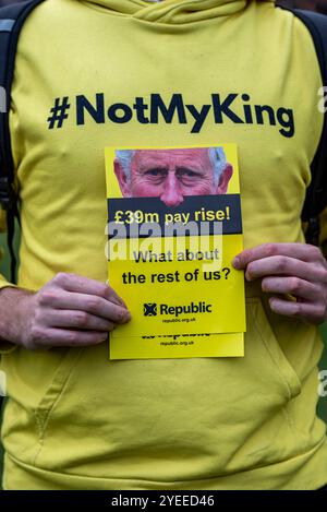 Londres, Schiedam, Royaume-Uni. 30 octobre 2024. Un manifestant de la République britannique porte une chemise portant la mention « Not My King » et tient des tracts avec des sentiments anti-monarchie britannique. Le 30 octobre 2024, le groupe de défense anti-monarchique Republic UK a protesté devant les chambres du Parlement britannique le jour du budget - le jour où le gouvernement britannique annonce son budget d'automne 2024. Le groupe a protesté contre le coût de la monarchie britannique pour les contribuables. (Crédit image : © James Petermeier/ZUMA Press Wire) USAGE ÉDITORIAL SEULEMENT! Non destiné à UN USAGE commercial ! Banque D'Images