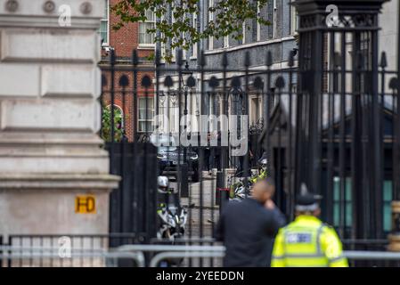 Londres, Schiedam, Royaume-Uni. 30 octobre 2024. La chancelière de l'Échiquier Rachel Reeves entre dans son cortège pour être emmenée aux chambres du Parlement. Le 30 octobre 2024, l'annonce par le gouvernement travailliste britannique de son premier budget national a été accueillie par des manifestations à Londres. À 11h, les citoyens britanniques se sont rassemblés au 10 Downing Street. Une fois le budget lu vers 12 heures, les manifestants se sont déplacés vers les chambres du Parlement au Palais de Westminster. (Crédit image : © James Petermeier/ZUMA Press Wire) USAGE ÉDITORIAL SEULEMENT! Non destiné à UN USAGE commercial ! Banque D'Images