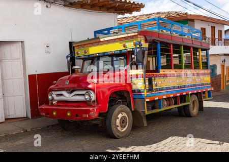 Jerico, Antioquia - Colombie. 25 octobre 2024. Chiva ou camion à échelle, transport traditionnel des villes colombiennes. Banque D'Images