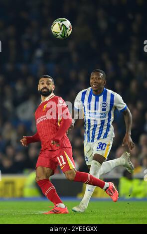 Brighton, Royaume-Uni. 21 septembre 2024. Brighton, Angleterre - octobre 30 : Mohamed Salah de Liverpool (à gauche) sous la pression de Pervis Estupinan de Brighton & Hove Albion (à droite) lors du match de la Carabao Cup 2024/25 entre Brighton & Hove Albion FC contre Liverpool FC au stade Amex le 30 octobre 2024 à Brighton, Angleterre. (David Horton/SPP) crédit : SPP Sport Press photo. /Alamy Live News Banque D'Images
