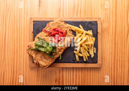 Le cachopo est un plat composé de deux filets de bœuf panés farcis de jambon serrano et de fromage Banque D'Images