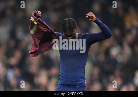 Yves Bissouma de Tottenham Hotspur célèbre sa victoire après le match de quatrième tour de la Coupe Carabao au Tottenham Hotspur Stadium, à Londres. Date de la photo : mercredi 30 octobre 2024. Banque D'Images