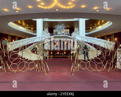 Intérieur luxueux du hall d'entrée du théâtre d'opéra métropilitain avec grand escalier et garde-corps ornés d'or sous éclairage tamisé lincoln Center nyc usa Banque D'Images