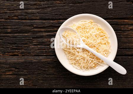 Flocons de noix de coco déshydratés avec du sucre - Cocos nucifera dans le bol et la cuillère. Banque D'Images