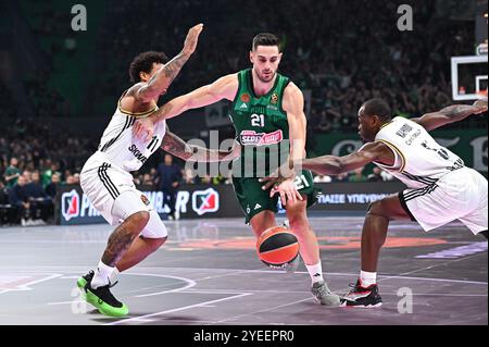 21 Ioannis Papapetrou de Panathinaikos AKTOR Athènes en compétition avec 11 Edwin Jackson et 5 Charles Kahudi de LDLC ASVEL Villeurbanne lors de l'Euroleague, Round 6 match entre Panathinaikos AKTOR Athènes et LDLC ASVEL Villeurbanne à OAKA Altion Arena le 30 octobre 2024, Athènes, Grèce. Banque D'Images