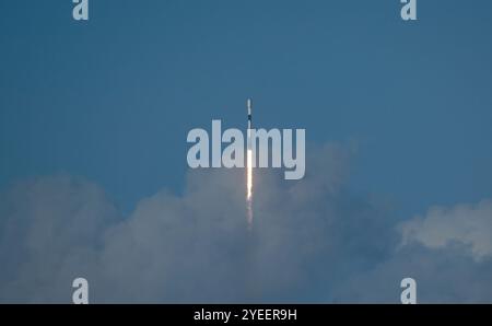 Cap Canaveral, Floride, États-Unis. 30 octobre 2024. Une fusée SpaceX Falcon 9 transportant 23 satellites Starlink décolle du Space Launch Complex-40 à Cape Canaveral Space Force Station, Floride, à 17h10 HAE le 30 octobre 2024 (image crédit : © Jennifer Briggs/ZUMA Press Wire) USAGE ÉDITORIAL SEULEMENT! Non destiné à UN USAGE commercial ! Banque D'Images