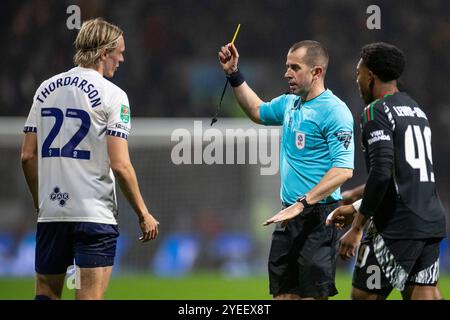 L'arbitre Peter Bankes montre un carton jaune à Stefan Teitur Thordarson #22 de Preston North End FC lors du match de la ronde de la Coupe Carabao 16 entre Preston North End et Arsenal à Deepdale, Preston le mercredi 30 octobre 2024. (Photo : Mike Morese | mi News) crédit : MI News & Sport /Alamy Live News Banque D'Images