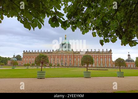 Le Nouveau Palais (en allemand : Neues Palais) est un palais situé dans le parc de Sanssouci à Potsdam, en Allemagne. Le bâtiment a été achevé en 1769. Il est considéré comme th Banque D'Images