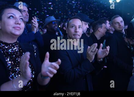 Hambourg, Allemagne. 30 octobre 2024. Howie Dorough (M), chanteur américain et membre du boys band Backstreet Boys, applaudit sur scène au Stage Operettenhaus lors de la première allemande de la comédie musicale de Broadway '& Juliet'. Le jukebox musical raconte une nouvelle interprétation de la célèbre histoire d'amour de Shakespeare, Roméo et Juliette, dans laquelle Juliette ne meurt pas à la fin et commence une nouvelle vie. Crédit : Marcus Brandt/dpa/Alamy Live News Banque D'Images