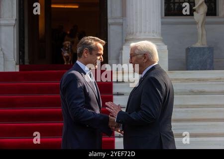 Athènes, Grèce. 30 octobre 2024. Le premier ministre grec Kyriakos Mitsotakis (à gauche) accueille le président allemand Frank-Walter Steinmeier à Athènes, en Grèce, le 30 octobre 2024. Les dirigeants politiques grecs ont soulevé mercredi la question des réparations de la seconde Guerre mondiale et d'un prêt d'occupation forcée avec le président allemand Frank-Walter Steinmeier lors de sa visite de trois jours en Grèce. Crédit : Marios Lolos/Xinhua/Alamy Live News Banque D'Images