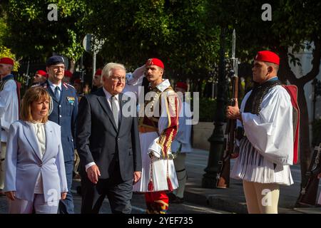 Athènes, Grèce. 30 octobre 2024. La présidente grecque Katerina Sakellaropoulou (1ère l, Front) et le président allemand Frank-Walter Steinmeier (2ème l, Front) examinent la garde présidentielle à Athènes, Grèce, le 30 octobre 2024. Les dirigeants politiques grecs ont soulevé mercredi la question des réparations de la seconde Guerre mondiale et d'un prêt d'occupation forcée avec le président allemand Frank-Walter Steinmeier lors de sa visite de trois jours en Grèce. Crédit : Marios Lolos/Xinhua/Alamy Live News Banque D'Images