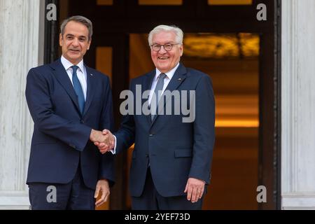 Athènes, Grèce. 30 octobre 2024. Le premier ministre grec Kyriakos Mitsotakis (à gauche) accueille le président allemand Frank-Walter Steinmeier à Athènes, en Grèce, le 30 octobre 2024. Les dirigeants politiques grecs ont soulevé mercredi la question des réparations de la seconde Guerre mondiale et d'un prêt d'occupation forcée avec le président allemand Frank-Walter Steinmeier lors de sa visite de trois jours en Grèce. Crédit : Marios Lolos/Xinhua/Alamy Live News Banque D'Images