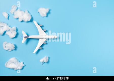 Avion miniature volant à travers des nuages de coton Banque D'Images