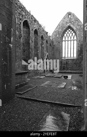 Le prieuré dominicain des saints Pierre et Paul ruine, fondé en 1241 ; Athenry, comté de Galway, Irlande; pierres tombales et dalles, nef de l'église et choeur. Banque D'Images