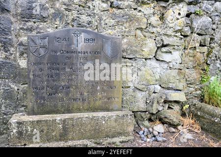 Pierre commémorative au Prieuré dominicain des saints Pierre et Paul ruines, fondée en 1241, célébrant 750 ans ; Athenry, comté de Galway, Irlande. Banque D'Images