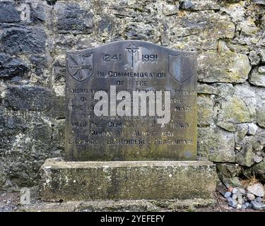 Pierre commémorative au Prieuré dominicain des saints Pierre et Paul ruines, fondée en 1241, célébrant 750 ans ; Athenry, comté de Galway, Irlande. Banque D'Images