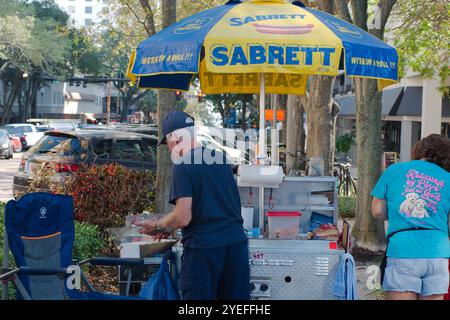 Usage éditorial seulement 29 octobre 2024 produit Petersburg, FL, USA. Sabrett Hot Dog Hotdog chariot dans le centre-ville de Petersburg, Floride . Tôt LE MATIN sur le maïs de rue Banque D'Images