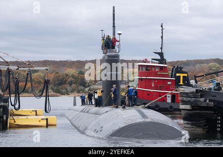 Le sous-marin de classe Los Angeles USS Hampton (SSN 767) débarque à la base de sous-marins New London à Groton, Connecticut le mardi 29 octobre 2024. Mis en service en novembre 1993, le sous-marin d'attaque à propulsion nucléaire est le quatrième navire de la marine des États-Unis à porter le nom de Hampton. (Photo de l'US Navy par John Narewski) Banque D'Images