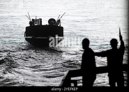Les marins de l'US Navy affectés au quai de transport amphibie de classe San Antonio USS Somerset (LPD 25) signalent à un véhicule de combat amphibie du corps des Marines affecté au 3rd Assault Amphibian Battalion, 1st Marine Division, dans le pont du puits pendant l'entraînement trimestriel en cours de préparation amphibie au large des côtes de la Californie du Sud, octobre 26, 2024. QUART est un exercice d'entraînement conjoint entre le corps expéditionnaire de la Marine I et le Groupe d'attaque expéditionnaire 3 conçu pour développer et maintenir les compétences amphibies essentielles pour des opérations efficaces dans les environnements maritimes tout en renforçant le Marine-Marin Banque D'Images