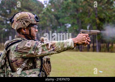 Un conseiller de l'armée américaine affecté à la 1st Security Force assistance Brigade tire un pistolet M17 pendant un programme d'évaluation de la préparation à l'entraînement à ft. Moore, Ga, octobre 30. Le programme d'évaluation de l'état de préparation à la formation est conçu pour tester la capacité des conseillers à appuyer les partenaires des forces de sécurité étrangères dans n'importe quelle situation. Photo de l'armée américaine par Major Jason Elmore. Banque D'Images