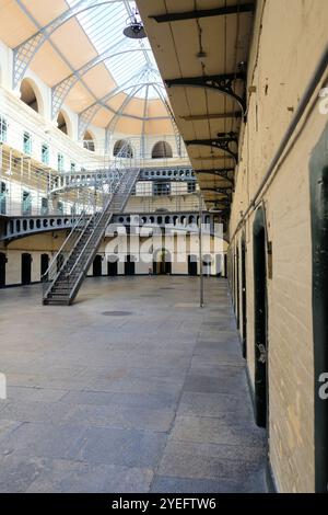 Hall principal et escalier métallique dans la prison de Kilmainham Gaol, Dublin, Irlande ; ancienne prison maintenant monument national et musée. Banque D'Images