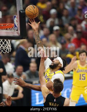 Cleveland, États-Unis. 30 octobre 2024. Les Lakers de Los Angeles Anthony Davis (3) marquent sur Cleveland cavaliers Dean Wade (32) au premier quart-temps à Cleveland, Ohio mercredi 30 octobre 2024. Photo de Aaron Josefczyk/UPI crédit : UPI/Alamy Live News Banque D'Images