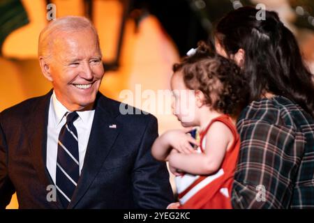 Washington, États-Unis. 30 octobre 2024. Le président Joe Biden distribue des bonbons à des personnes qui se font des dupes sur la pelouse sud de la Maison Blanche à Washington, DC, le mercredi 30 octobre 2024. Photo de Bonnie Cash/UPI crédit : UPI/Alamy Live News Banque D'Images