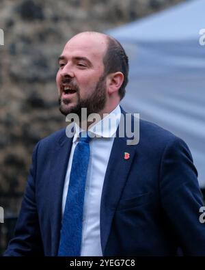 Député de Basildon et Billericay, et ancien président du Parti conservateur, Richard Holden, traverse College Green le jour du budget d'automne. Banque D'Images