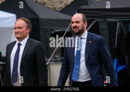 Député de Basildon et Billericay, et ancien président du Parti conservateur, Richard Holden, traverse College Green le jour du budget d'automne. Banque D'Images