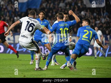 Empoli, Italie. 30 octobre 2024. Davide Frattesi de l'Inter Milan (1er l) marque son premier but lors d'un match de Serie A entre Empoli et Inter Milan à Empoli, Italie, Oct. 30, 2024. Crédit : Alberto Lingria/Xinhua/Alamy Live News Banque D'Images