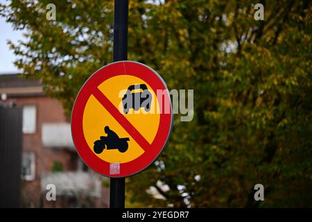 Hässleholm, Skåne, Suède. Octobre 28 2024. Signalisation routière suédoise. Banque D'Images