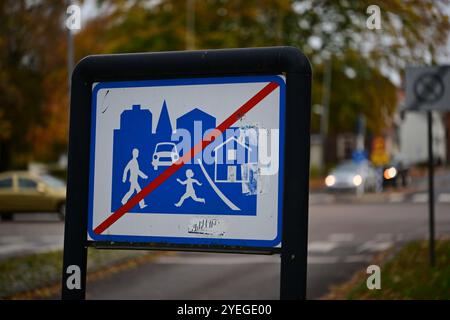 Hässleholm, Skåne, Suède. Octobre 28 2024. Signalisation routière suédoise. Banque D'Images