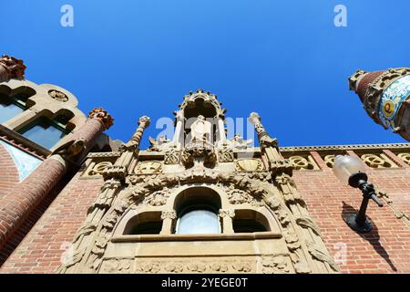 Belles décorations de bâtiments au complexe hospitalier Sant Pau à Barcelone, Espagne. Banque D'Images