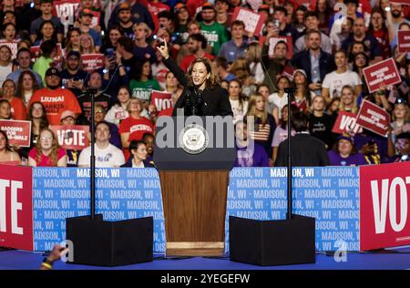 Madison, États-Unis. 30 octobre 2024. La vice-présidente et candidate démocrate à la présidence Kamala Harris prend la parole lors d'un rassemblement « quand nous votons, nous gagnons » au Veterans Memorial Coliseum à alliant Energy Center à Madison, Wisconsin, le mercredi 30 octobre 2024. Harris fait campagne dans les swing states à l'approche des élections du 5 novembre. Photo de Tannen Maury/UPI crédit : UPI/Alamy Live News Banque D'Images