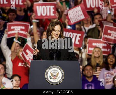 Madison, États-Unis. 30 octobre 2024. La vice-présidente et candidate démocrate à la présidence Kamala Harris prend la parole lors d'un rassemblement « quand nous votons, nous gagnons » au Veterans Memorial Coliseum à alliant Energy Center à Madison, Wisconsin, le mercredi 30 octobre 2024. Harris fait campagne dans les swing states à l'approche des élections du 5 novembre. Photo de Tannen Maury/UPI crédit : UPI/Alamy Live News Banque D'Images