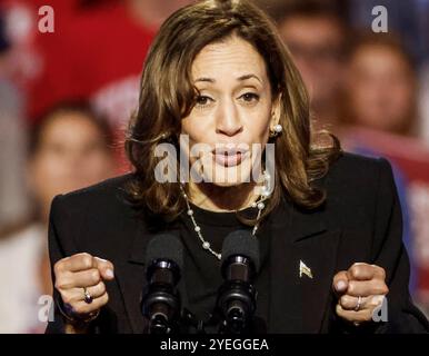 Madison, États-Unis. 30 octobre 2024. La vice-présidente et candidate démocrate à la présidence Kamala Harris prend la parole lors d'un rassemblement « quand nous votons, nous gagnons » au Veterans Memorial Coliseum à alliant Energy Center à Madison, Wisconsin, le mercredi 30 octobre 2024. Harris fait campagne dans les swing states à l'approche des élections du 5 novembre. Photo de Tannen Maury/UPI crédit : UPI/Alamy Live News Banque D'Images