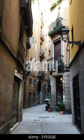 Marcher dans les rues étroites de la vieille ville de Barcelone, Espagne. Banque D'Images