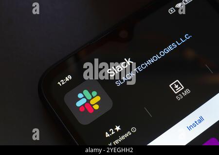 31 octobre 2024, Brésil. Dans cette illustration photo, le logo de l'application Slack est affiché sur l'écran d'un smartphone Banque D'Images