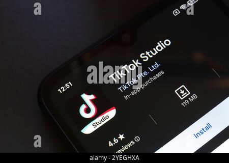 31 octobre 2024, Brésil. Dans cette illustration photo, le logo de l'application TikTok Studio est affiché sur l'écran d'un smartphone Banque D'Images