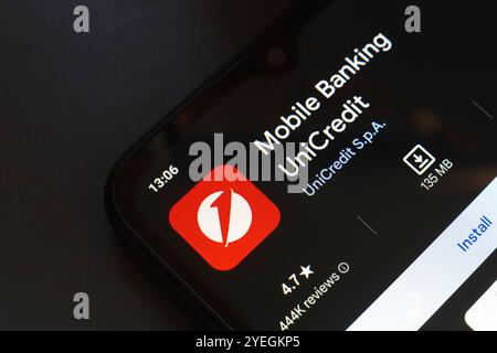 31 octobre 2024, Brésil. Dans cette illustration photo, le logo de l'application Mobile Banking UniCredit est affiché sur l'écran d'un téléphone intelligent Banque D'Images