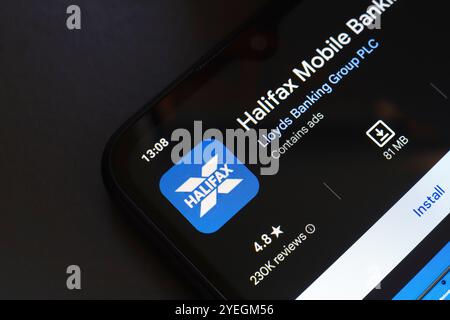 31 octobre 2024, Brésil. Dans cette illustration photo, le logo de l'application services bancaires mobiles Halifax est affiché sur l'écran d'un téléphone intelligent Banque D'Images