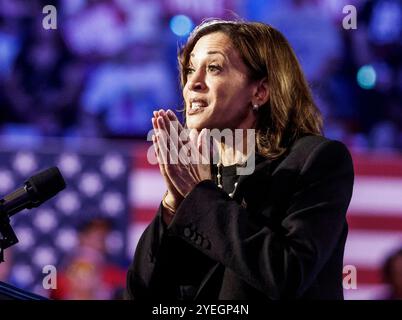 Madison, États-Unis. 30 octobre 2024. La vice-présidente et candidate démocrate à la présidence Kamala Harris prend la parole lors d'un rassemblement « quand nous votons, nous gagnons » au Veterans Memorial Coliseum à alliant Energy Center à Madison, Wisconsin, le mercredi 30 octobre 2024. Harris fait campagne dans les swing states à l'approche des élections du 5 novembre. Photo de Tannen Maury/UPI crédit : UPI/Alamy Live News Banque D'Images