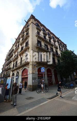 Bâtiment d'angle sur Travessera de Gràcia et Carrer de la Mare de Déu dels Desemparats à Gràcia, Barcelone, Espagne. Banque D'Images