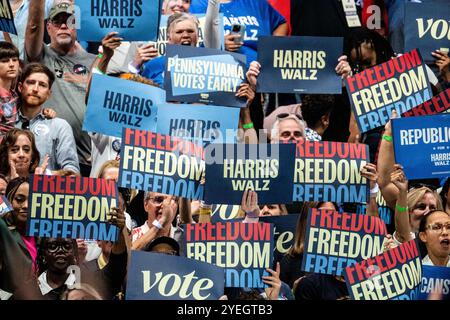 Harrisburg, États-Unis. 30 octobre 2024. Les gens brandissent des pancartes lors d'un rassemblement Get Out the vote au Pennsylvania Farm Show Complex à Harrisburg, Pennsylvanie. (Photo de Michael Brochstein/Sipa USA) crédit : Sipa USA/Alamy Live News Banque D'Images