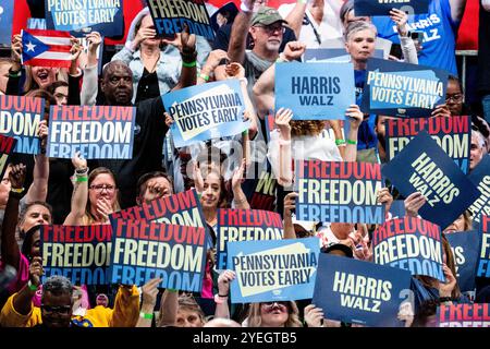 Harrisburg, États-Unis. 30 octobre 2024. Les gens brandissent des pancartes lors d'un rassemblement Get Out the vote au Pennsylvania Farm Show Complex à Harrisburg, Pennsylvanie. (Photo de Michael Brochstein/Sipa USA) crédit : Sipa USA/Alamy Live News Banque D'Images