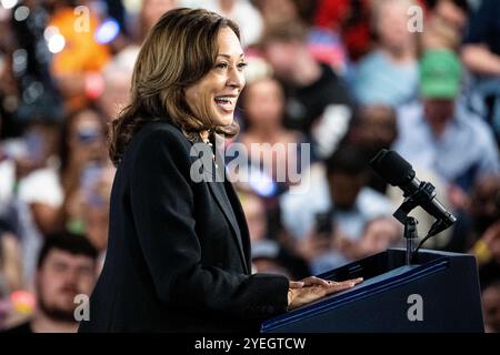 Harrisburg, États-Unis. 30 octobre 2024. Vice-présidente Kamala Harris s'exprimant lors d'un rassemblement Get Out the vote au Pennsylvania Farm Show Complex à Harrisburg, Pennsylvanie. (Photo de Michael Brochstein/Sipa USA) crédit : Sipa USA/Alamy Live News Banque D'Images