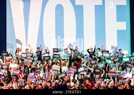 Harrisburg, États-Unis. 30 octobre 2024. Les gens brandissent des pancartes lors d'un rassemblement Get Out the vote au Pennsylvania Farm Show Complex à Harrisburg, Pennsylvanie. (Photo de Michael Brochstein/Sipa USA) crédit : Sipa USA/Alamy Live News Banque D'Images