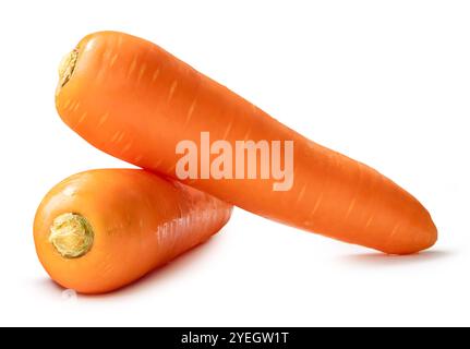 Vue latérale des carottes orange fraîches dans la pile est isolée sur fond blanc avec chemin de détourage. Banque D'Images