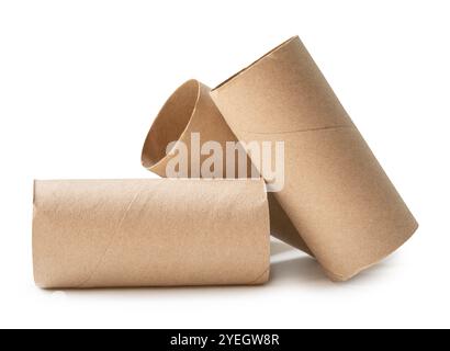 La vue latérale des noyaux de papier de soie ou des tubes de papier toilette dans la pile est isolée sur fond blanc avec le chemin de découpage. Banque D'Images