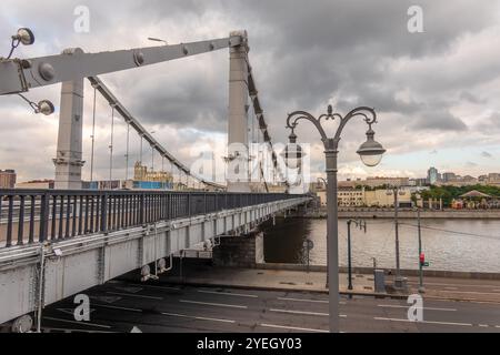 Pont de Krymsky ou pont de Crimée à Moscou. Pont de suspension en acier à Moscou au-dessus de la rivière Moskva Banque D'Images